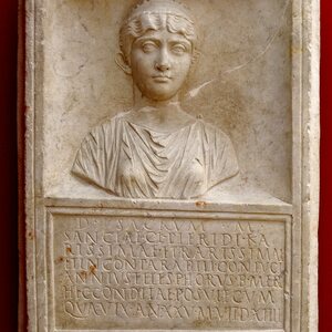 Grave relief for Claudia Pieris, Ny Carlsberg Glyptotek, Copenhagen, 20220618 1046 7016. Экспонат из собрания: Новая глиптотека Карлсберга и античность.