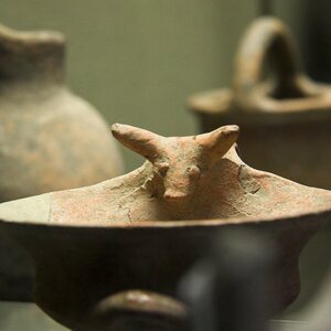 Pottery, bull protome, Sicily, 1050-850 BC, AM Syracuse, 121375. Экспонат из собрания: Региональный археологический музей Паоло Орси.
