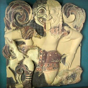 Gorgo, terracotta plaque, metope, Syracuse, 620-600 BC, AM Syracuse, 121412. Экспонат из собрания: Региональный археологический музей Паоло Орси.