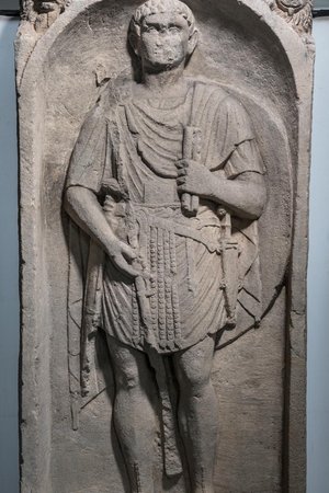 Надгробие легионера Флаволея Корда, Legio XIIII Gemina, около 43 г. За его спиной хорошо виден овальный щит, вероятно, выпуклой формы