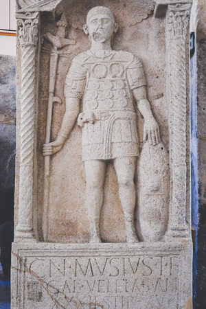 Надгробная стела Гнея Мусиуса, аквилифера Legio XIIII Gemina. Mogontiacum / Майнц; известняк, первая половина I в. н.э. Хранится в Landesmuseum Mainz. EDCS-11000956. Фото: Carole Raddato / Wikimedia Commons, CC BY-SA 2.0.