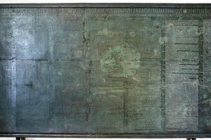 Tabula Alimentaria из Велеи (CIL XI 1147): бронзовая таблица с записями о земельных залогах, займах и выплатах по программе alimenta при Траяне, около 102 года н. э.; Museo Archeologico Nazionale di Parma. Фото Sailko / Wikimedia Commons, CC BY-SA 4.0.