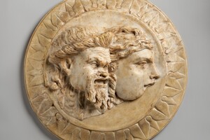 Мраморный диск с двумя театральными масками в рельефе. Рим, третья четверть I века н.э.; The Metropolitan Museum of Art, инв. 13.229.6. Public Domain. Источник: https://www.metmuseum.org/art/collection/search/248802