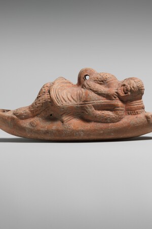 Римская подвесная терракотовая лампа в форме комического актера, II век н.э.; The Metropolitan Museum of Art, инв. 17.194.1810. Public Domain. Источник: https://www.metmuseum.org/art/collection/search/250236