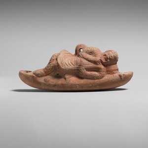 Римская подвесная терракотовая лампа в форме комического актера, II век н.э.; The Metropolitan Museum of Art, инв. 17.194.1810. Public Domain.