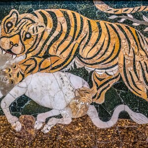 Тигр, нападающий на теленка: панель opus sectile из цветных мраморов, вторая четверть IV века н. э.; происходила из базилики Юния Басса на Эсквилине. Капитолийские музеи, инв. MC 1226. Фото Wilfredor, Wikimedia Commons, CC0. Источник: https://commons.wikimedia.org/wiki/File:Tiger_and_Calf,_two_opus_sectile_(Musei_Capitolini).jpg