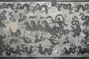 Нептун на колеснице среди тритонов, нереид, дельфинов и морских существ. Черно-белая напольная мозаика Терм Нептуна в Остии, эпоха Адриана, 117–138 годы н. э. Водный сюжет согласован с назначением помещения. Панорама Justin Benttinen, Wikimedia Commons, CC BY-SA 4.0. Источник: https://commons.wikimedia.org/wiki/File:Mosaic_of_Neptune,_Ostia_Antica.jpg